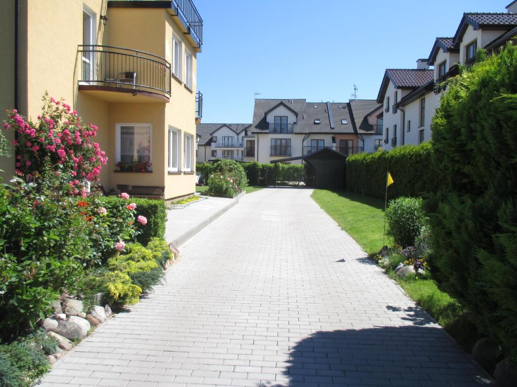 una entrada en un barrio residencial con casas en Baltazar, en Łeba