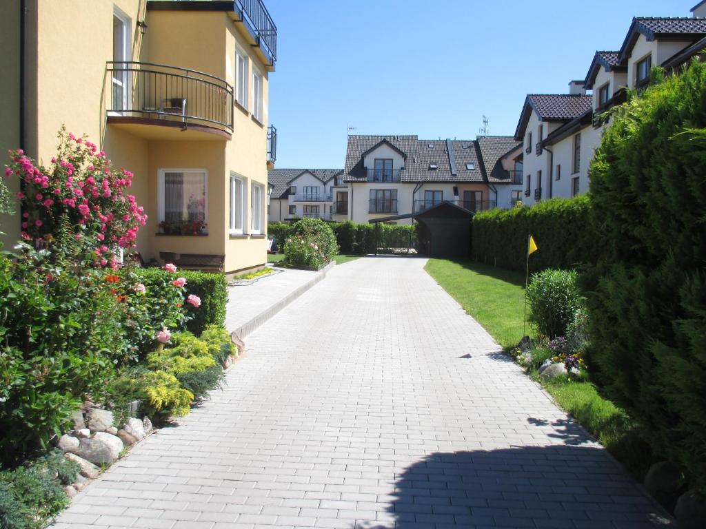 a driveway in a residential neighborhood with houses at Baltazar in Łeba