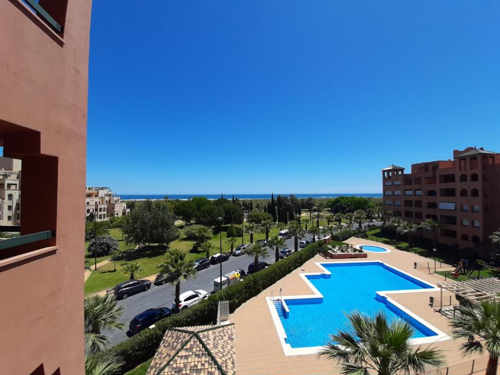 Bazén v ubytovaní APARTAMENTO 2 DORMITORIOS.URB PLAYA VERDE alebo v jeho blízkosti