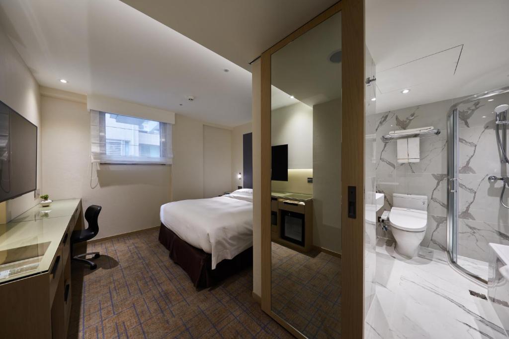 K Hotels Taipei Linsen tesisinde bir banyo