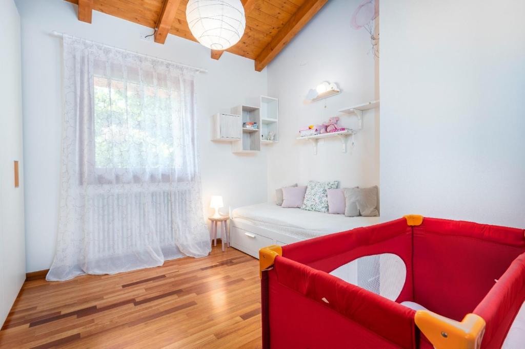 Posezení v ubytování da Dede Cozy Apt with Terrace and Private parking!