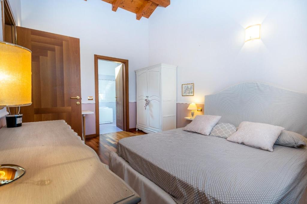 Postel nebo postele na pokoji v ubytování da Dede Cozy Apt with Terrace and Private parking!