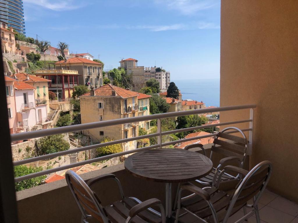 une table et des chaises sur un balcon avec vue dans l'établissement Citronnier Monaco Sea View, à Beausoleil