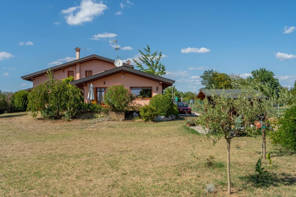 Zahrada ubytování da Dede Cozy Apt with Terrace and Private parking!