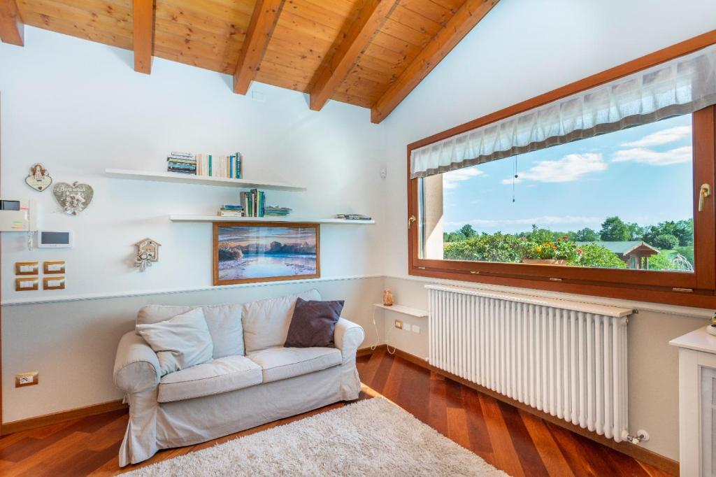 Posezení v ubytování da Dede Cozy Apt with Terrace and Private parking!