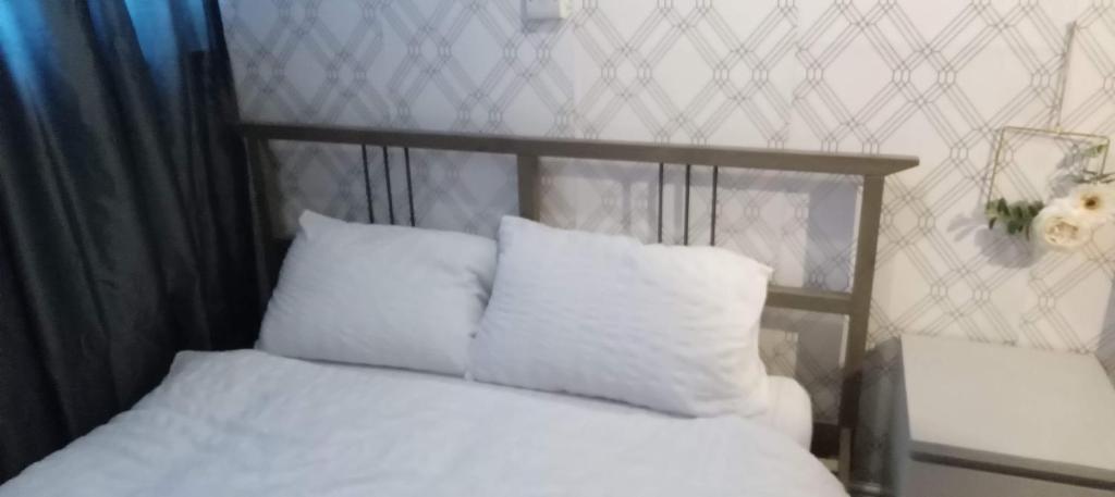 Postel nebo postele na pokoji v ubytování Lovely 1 bedroom flat 5 minutes walk from station