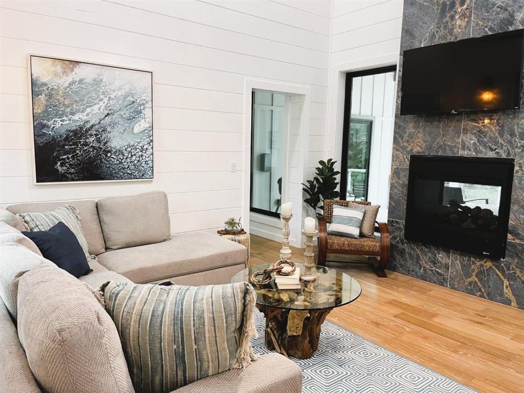 布罗肯鲍Key West Cottage的带沙发、桌子和电视的客厅