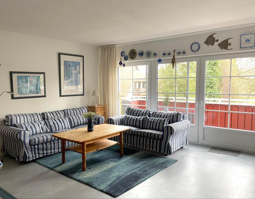 a living room with two couches and a table at Ferienwohnung Strandperle in Prerow