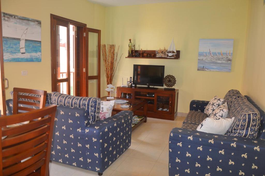 sala de estar con 2 sofás y TV en Apartamento en Casco Histórico en San Sebastián de la Gomera