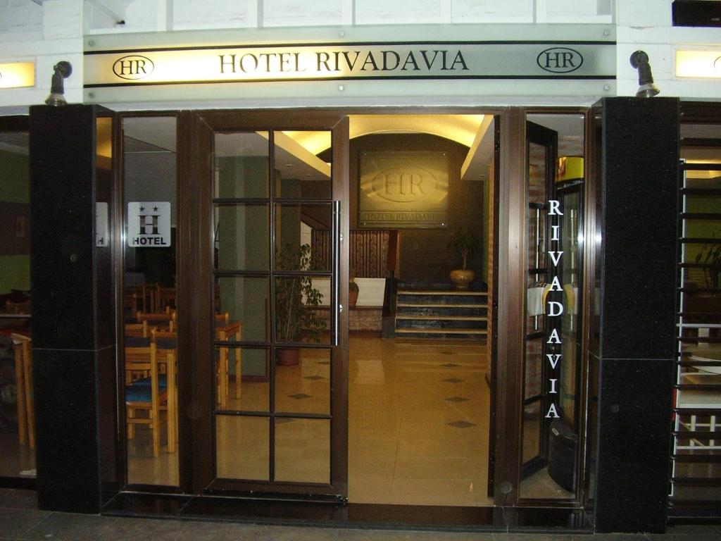 una puerta abierta a un hotel kyrkanaya en Hotel Rivadavia, en Piriápolis