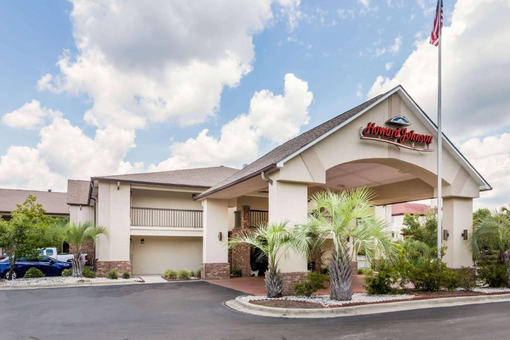 a front view of a la quinta inn at Howard Johnson by Wyndham Savannah GA in Savannah