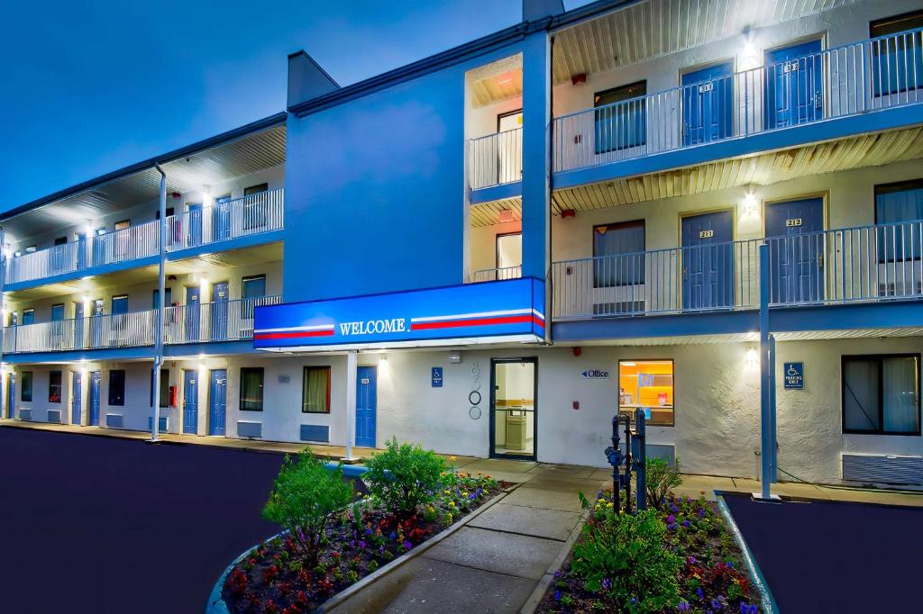 ein Apartmenthaus mit einer beleuchteten Fassade in der Unterkunft Motel 6-Warren, MI - Detroit East in Warren