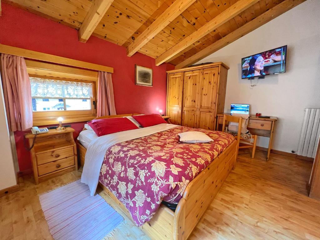 una camera con un grande letto di Garni Francescato a Livigno