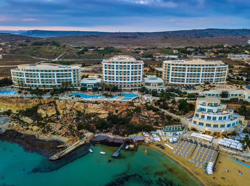 uma vista aérea de um resort e do oceano em Radisson Blu Resort & Spa, Malta Golden Sands em Mellieha