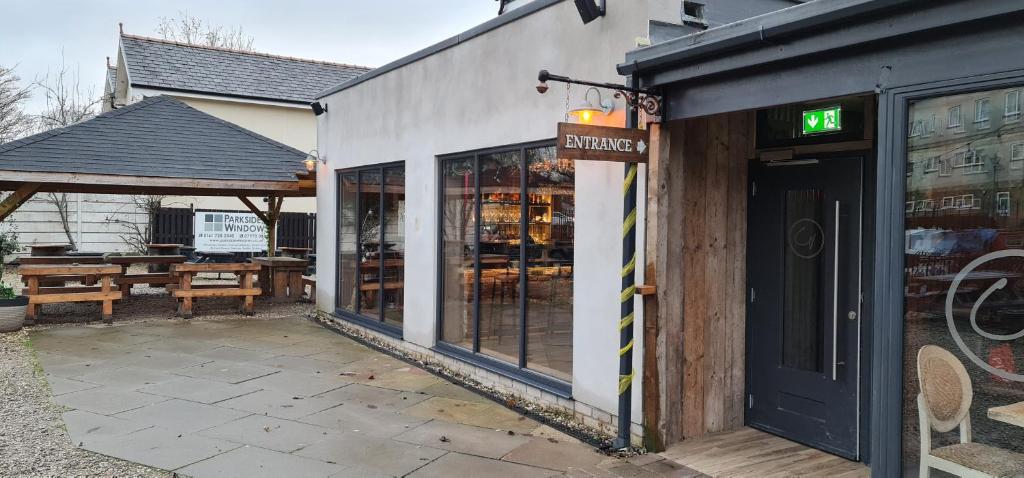 The Waterside Bar, Rooms & Restaurant - Resim 5