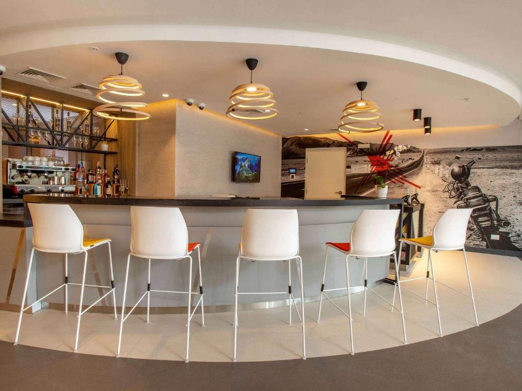 Ο χώρος του lounge ή του μπαρ στο ibis Styles Lima Benavides Miraflores