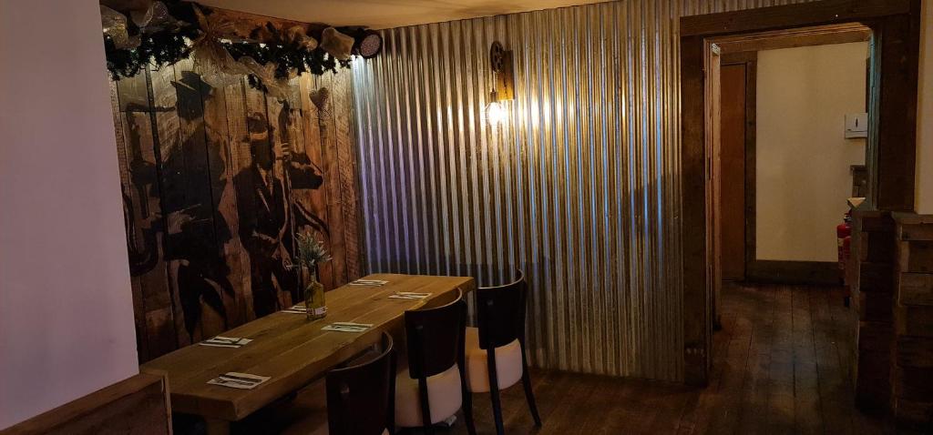 The Waterside Bar, Rooms & Restaurant - Resim 6