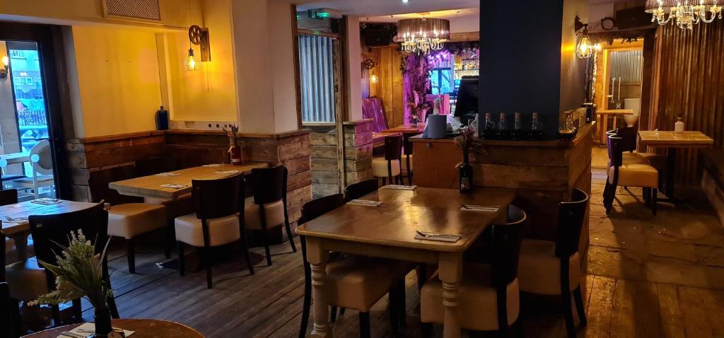 The Waterside Bar, Rooms & Restaurant - Resim 9