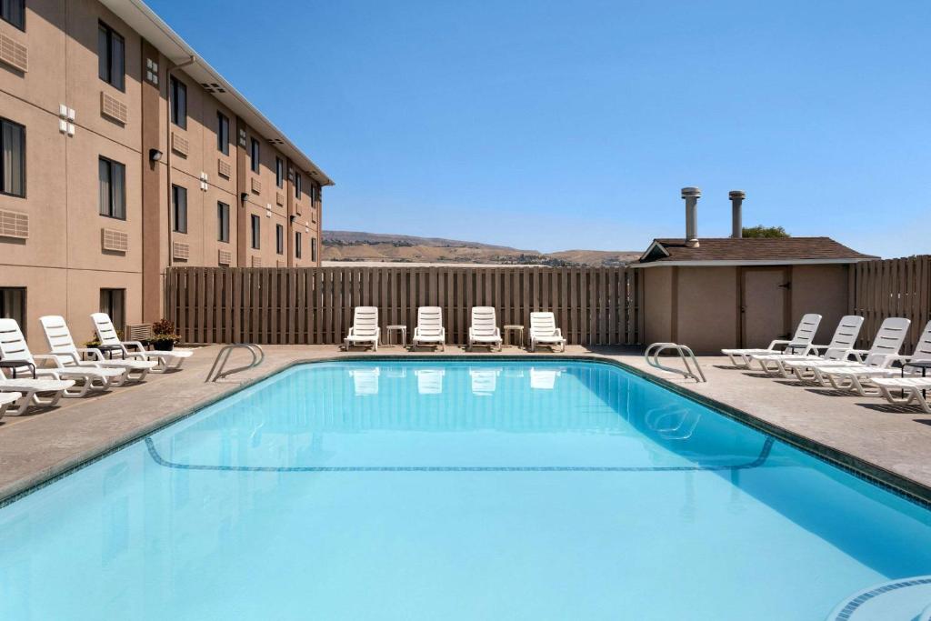 Bazén v ubytování Quality Inn Wenatchee-Leavenworth nebo v jeho okolí