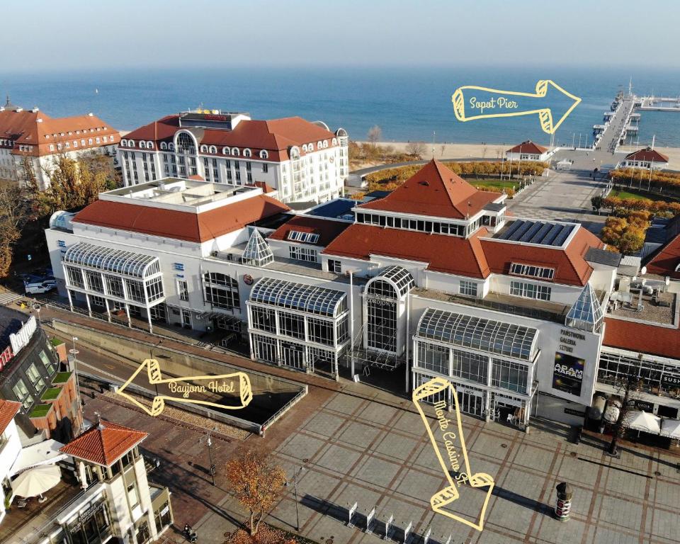 eine Luftansicht einer Stadt mit Gebäuden in der Unterkunft Bayjonn Boutique Hotel in Sopot