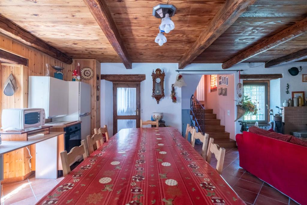 - une longue salle à manger avec un tapis rouge au sol dans l'établissement Residenza Le Fontane, à Ceppo Morelli