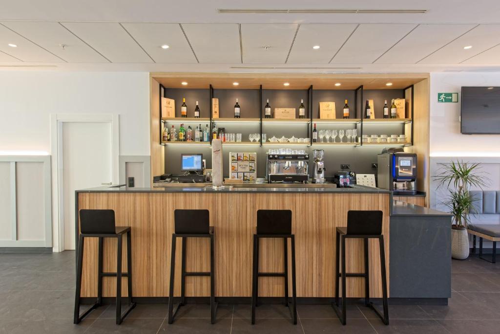 The lounge or bar area at DWO Yuste Alcalá