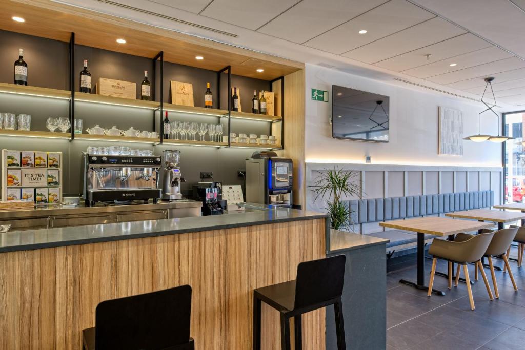 The lounge or bar area at DWO Yuste Alcalá