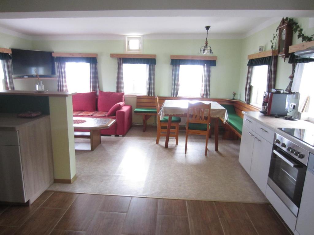 Kuchyňa alebo kuchynka v ubytovaní Ferienhaus Wuttijockl