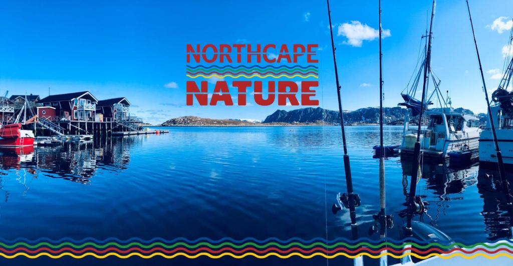 Gjesvær的住宿－Northcape Nature Rorbuer - 4 - Balcony North，享有海港和水中船只的景色