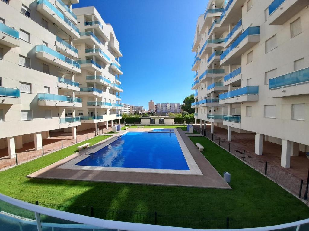 uma imagem de um complexo de apartamentos com piscina em Blaumar em Piles