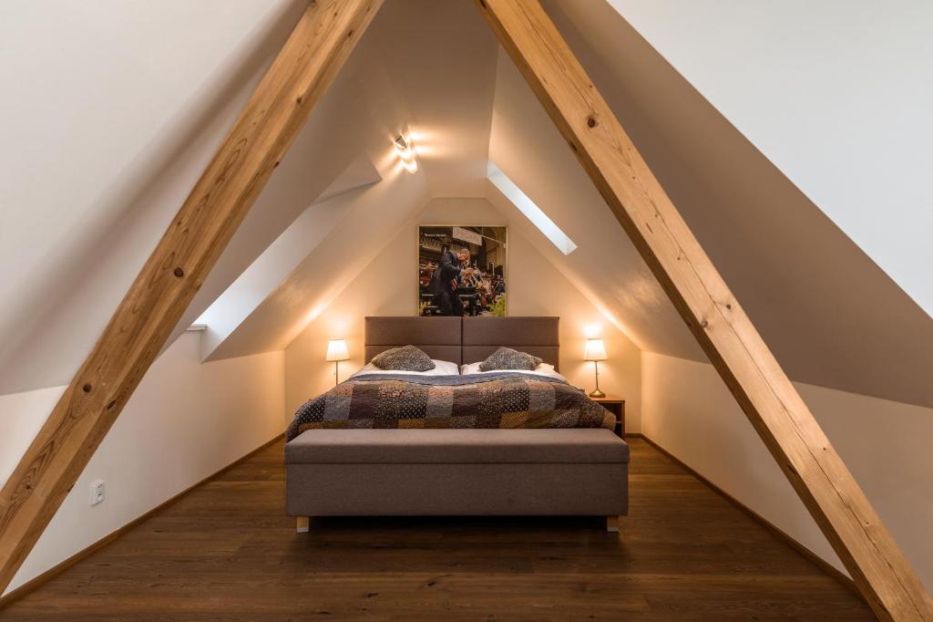 ein Schlafzimmer mit einem Bett im Dachgeschoss in der Unterkunft Aparthotel Tycho de Brahe in Prag