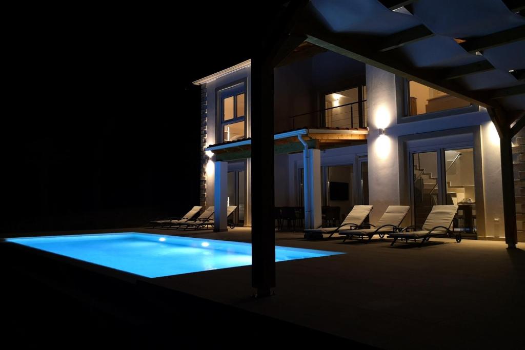 Bazén v ubytování Sunset Sea View Villa 8 nebo v jeho okolí