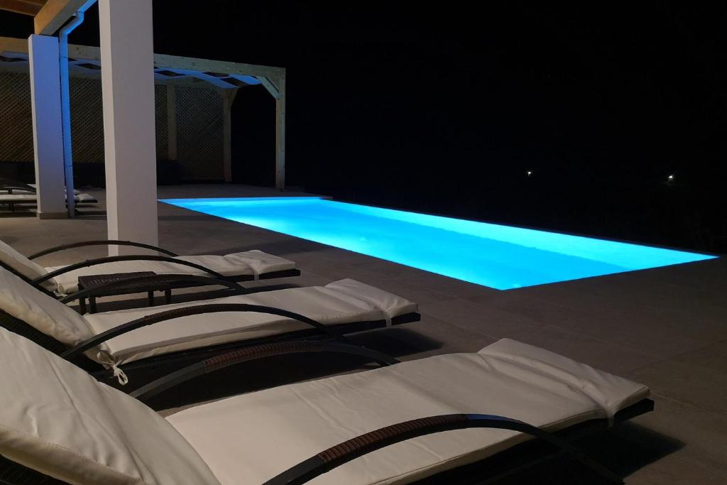Bazén v ubytování Sunset Sea View Villa 8 nebo v jeho okolí