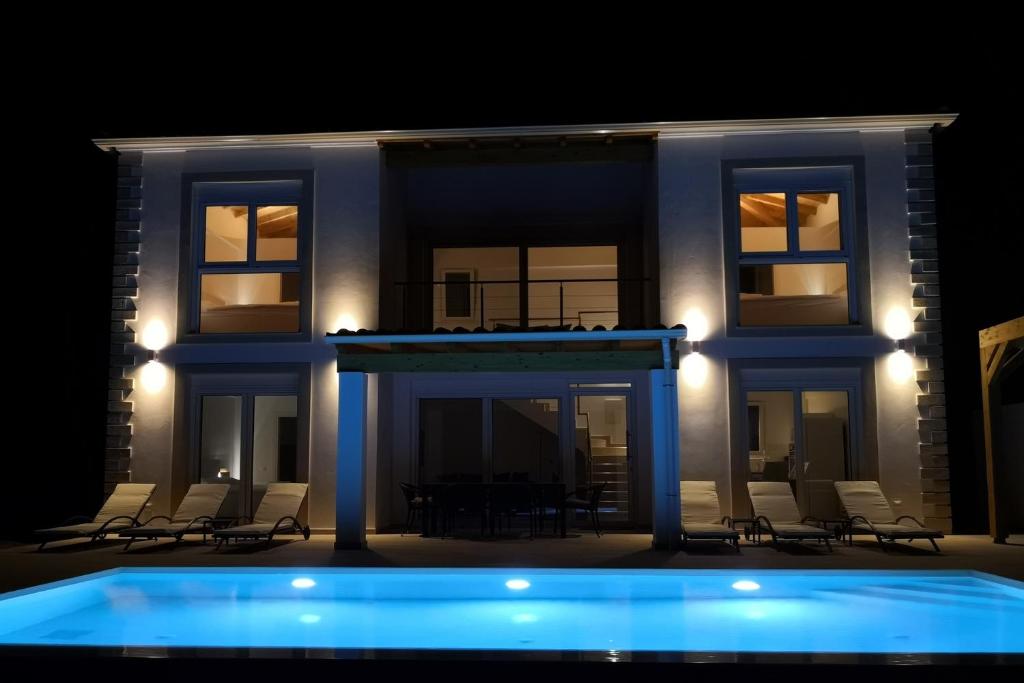 Bazén v ubytování Sunset Sea View Villa 8 nebo v jeho okolí