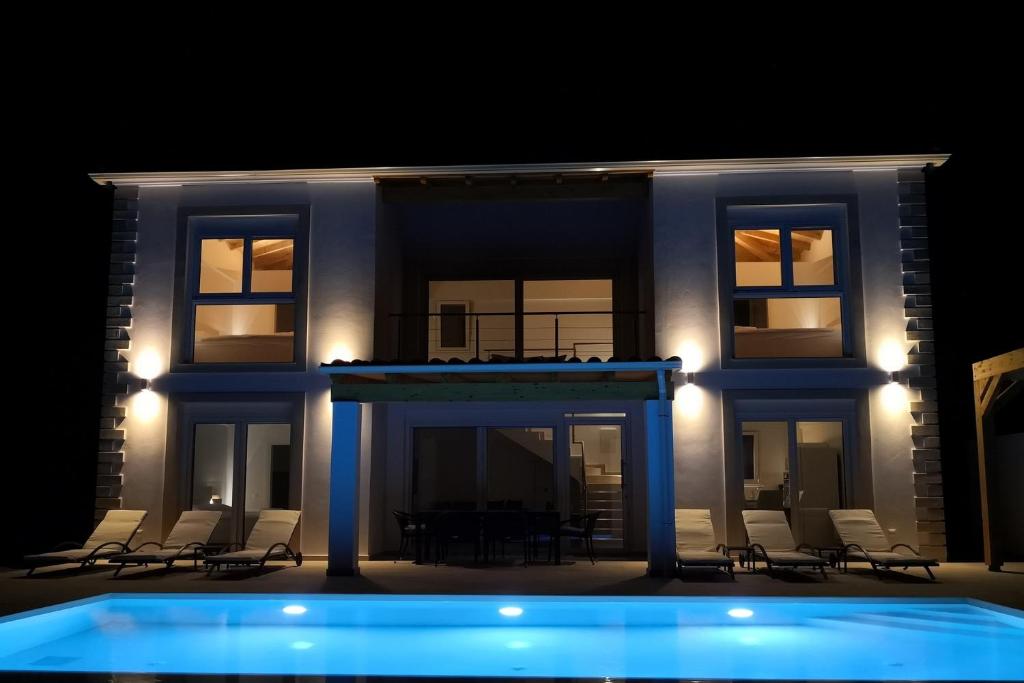 Bazén v ubytování Sunset Sea View Villa 8 nebo v jeho okolí