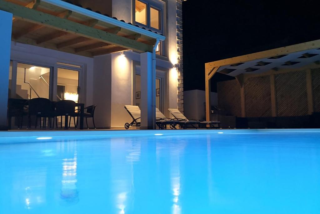 Bazén v ubytování Sunset Sea View Villa 8 nebo v jeho okolí