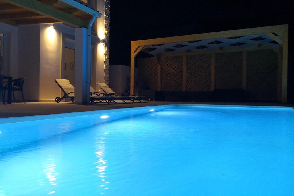 Bazén v ubytování Sunset Sea View Villa 8 nebo v jeho okolí