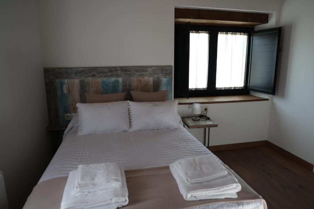 A bed or beds in a room at Casa Os Prados da Albela