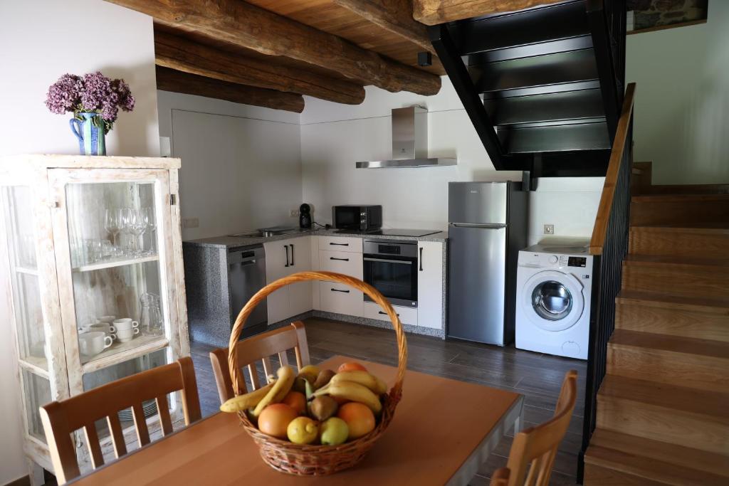 A kitchen or kitchenette at Casa Os Prados da Albela