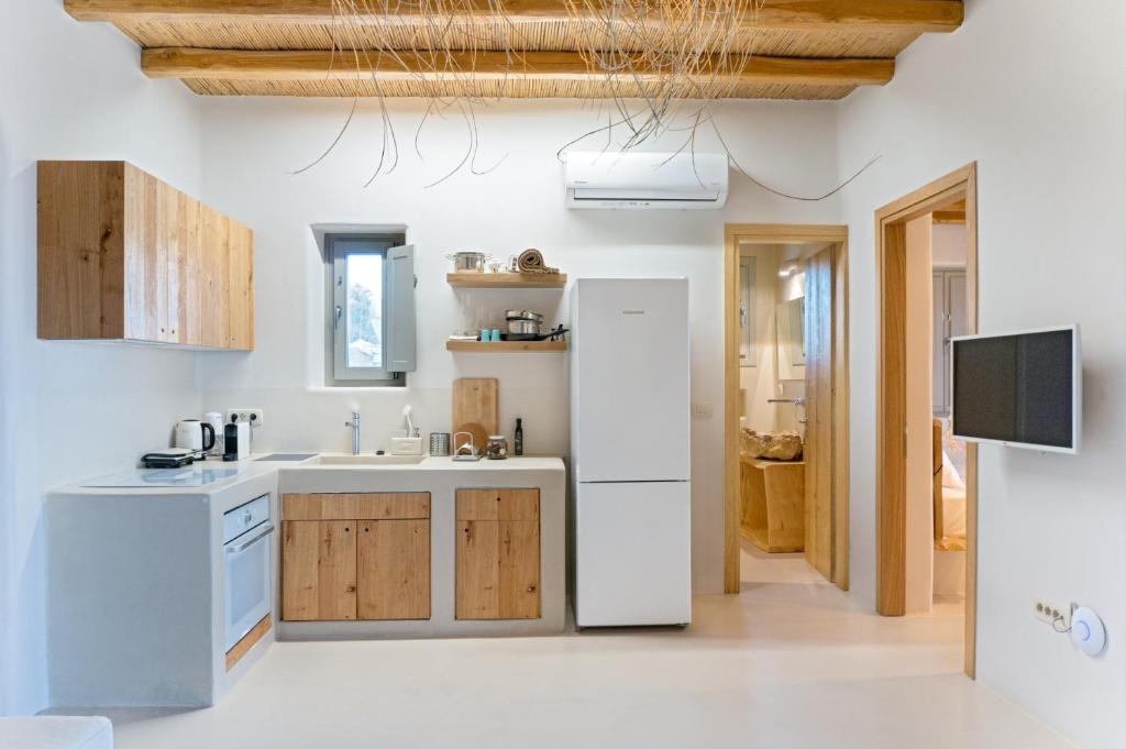Кухня или мини-кухня в Mystic Villas Koufonisi
