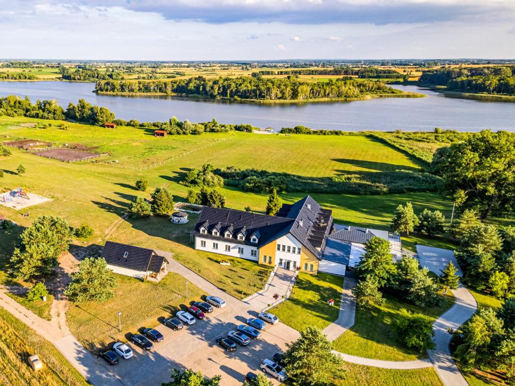 an aerial view of a large house with a large yard at Pensjonat Zielone Wzgórze in Lipiany