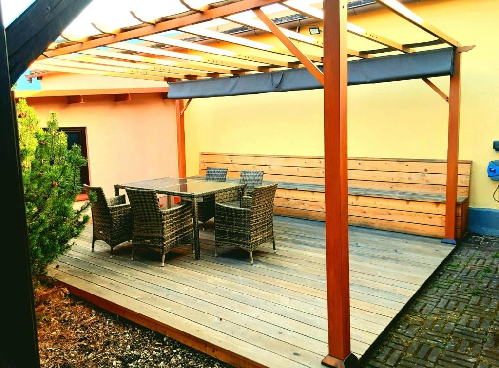 a patio with a table and chairs on a deck at Ferienwohnung am Altmühlsee in Gunzenhausen