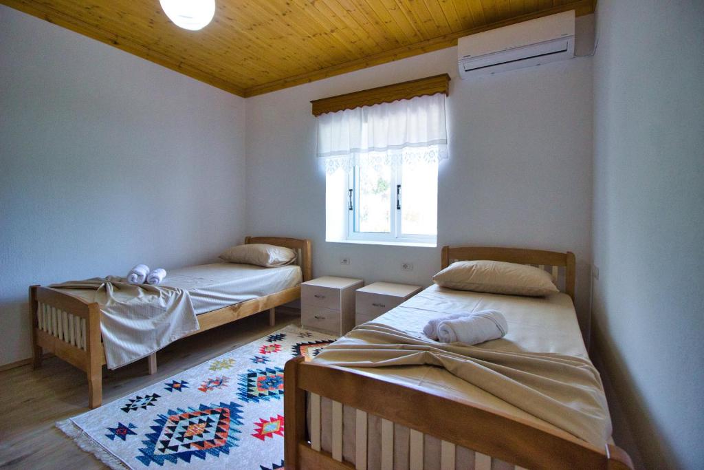 Letto o letti in una camera di VILA SHAMETAJ