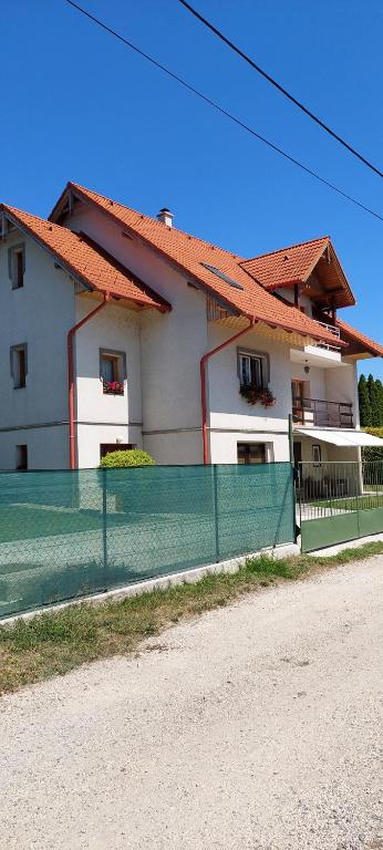 budynek z kortem tenisowym przed nim w obiekcie Szikszai Apartman w mieście Balatonfůzfő