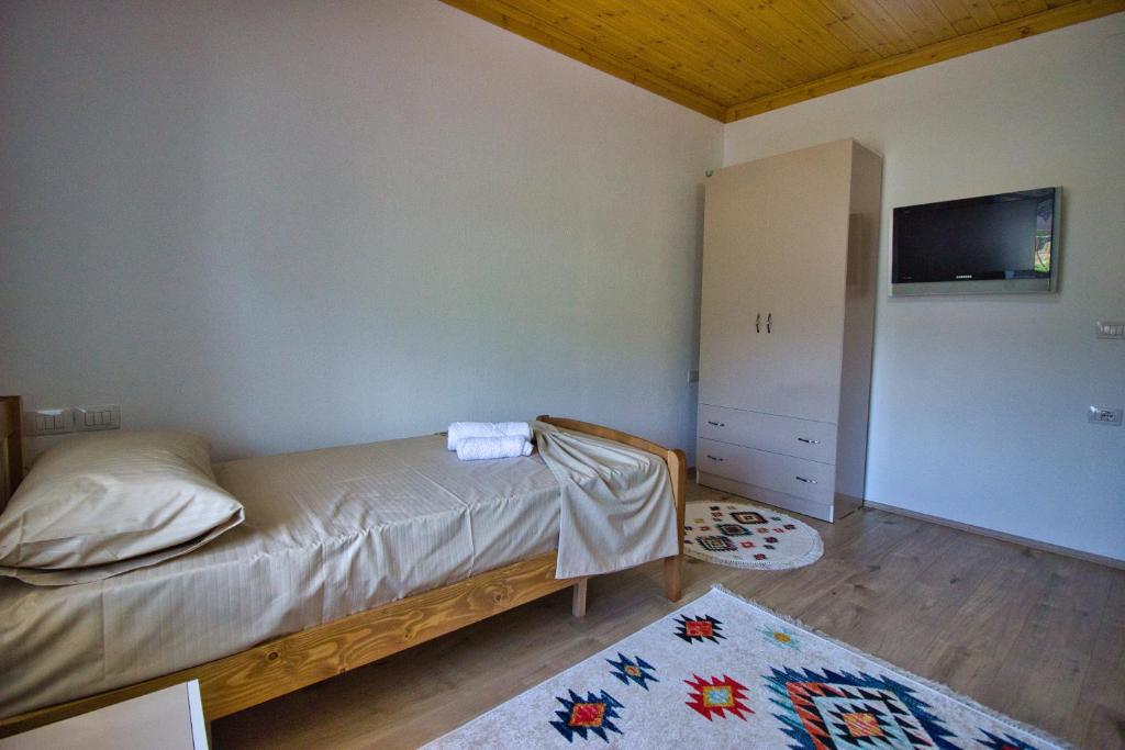 Letto o letti in una camera di VILA SHAMETAJ