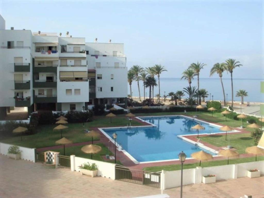 una gran piscina frente a un edificio en Beachfront holiday home in Salobre a with pool, en Salobreña