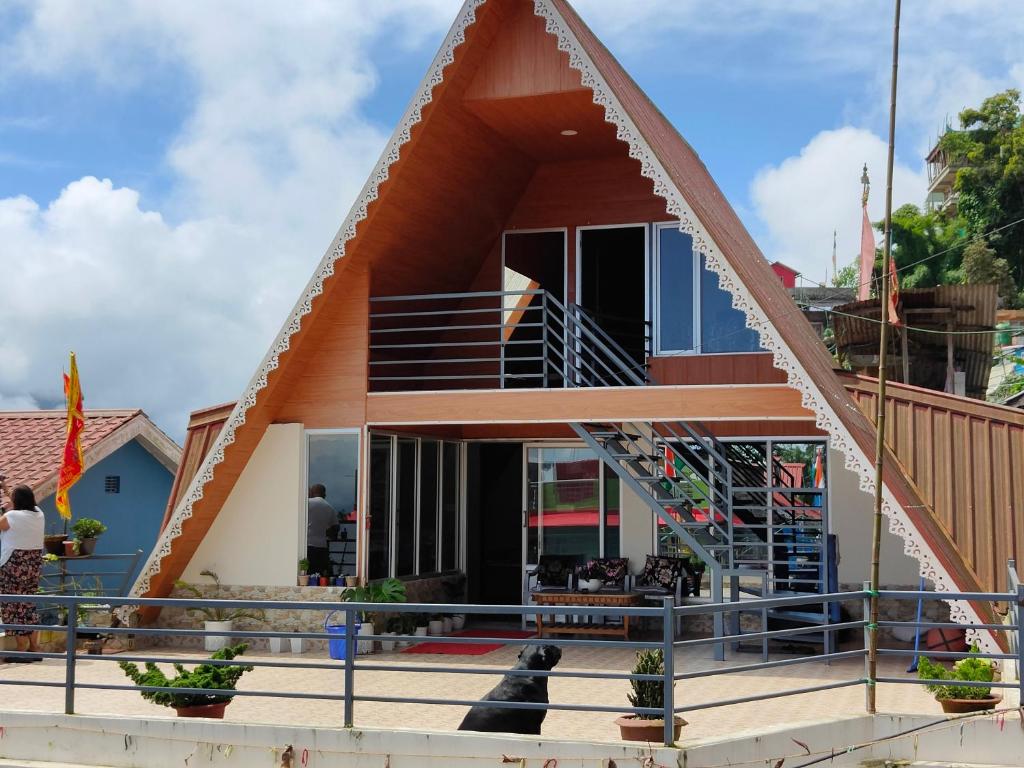 une maison avec un toit triangulaire dans l'établissement Gurung homestay, à Darjeeling