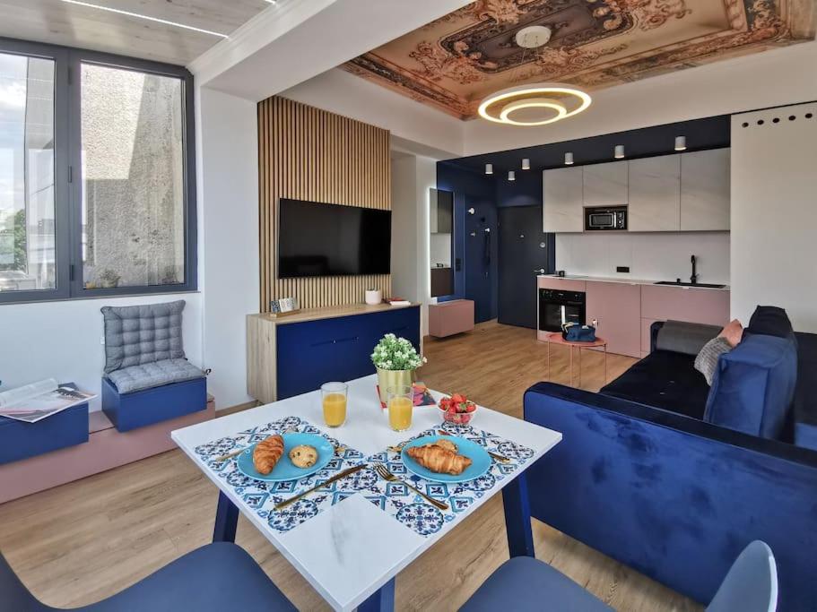 Blue Sunnyside Studio - Central Location - Housity