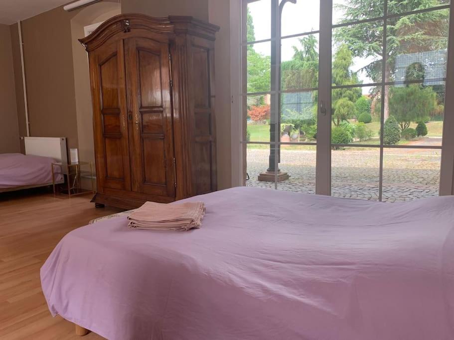 A bed or beds in a room at Proche Colmar - Loft dans un ancient couvent du XVIIème siècle