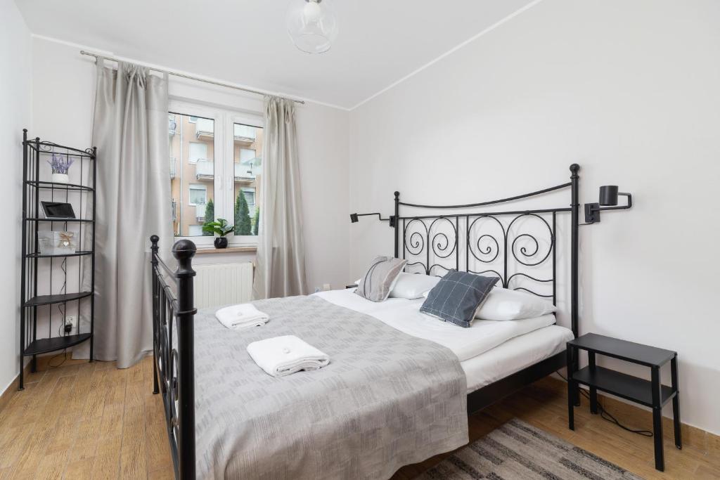 Posteľ alebo postele v izbe v ubytovaní Pleasant Apartment with Terrace Cracow by Noclegi Renters